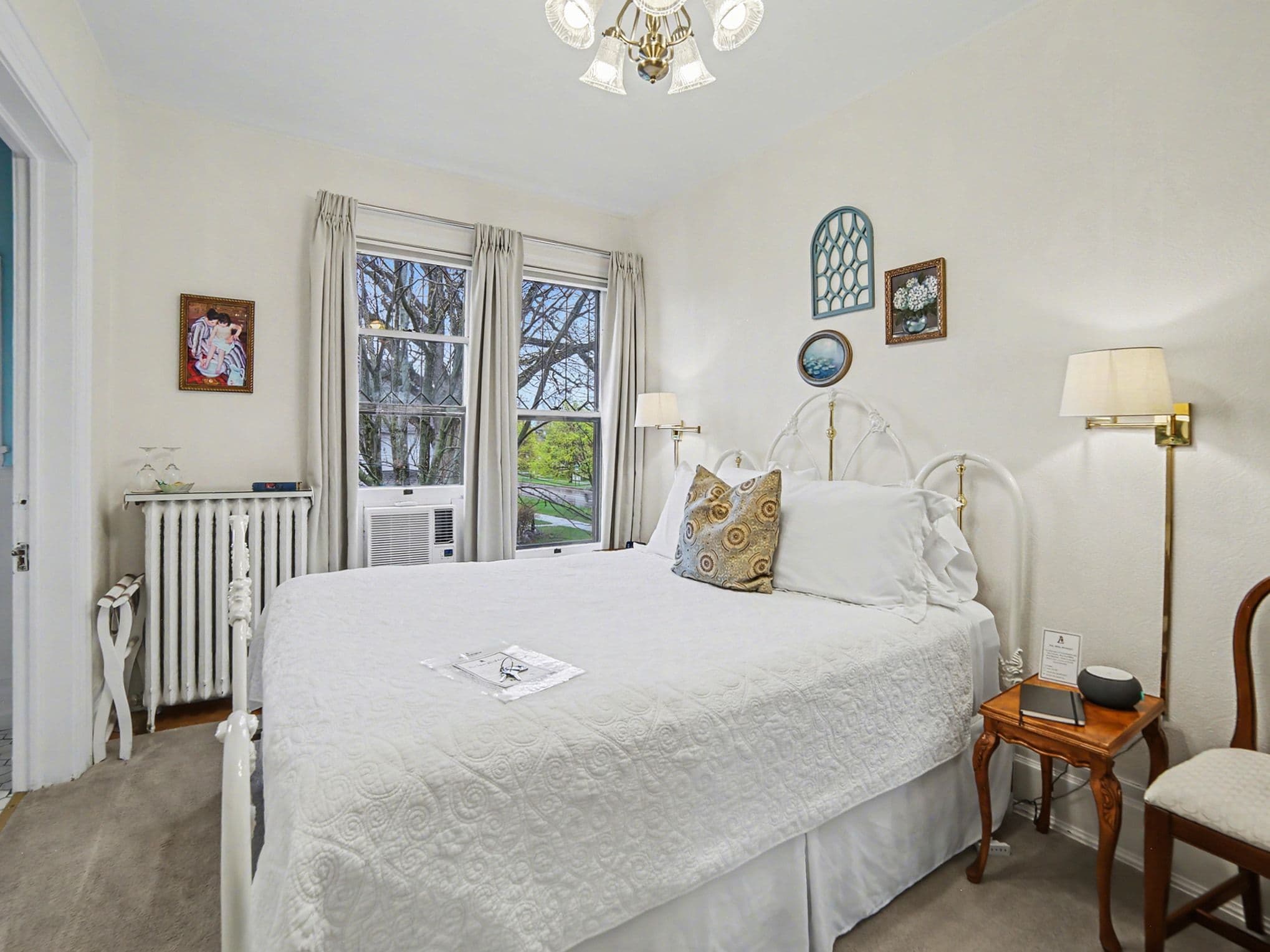 Cassatt_Room_Brass_Queen_Bed