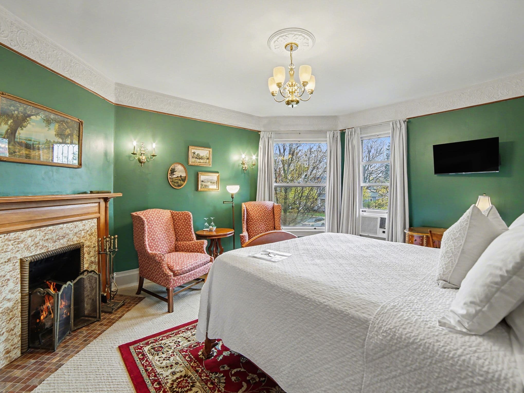 Crosby_Fireplace_Room_Queen_Bed