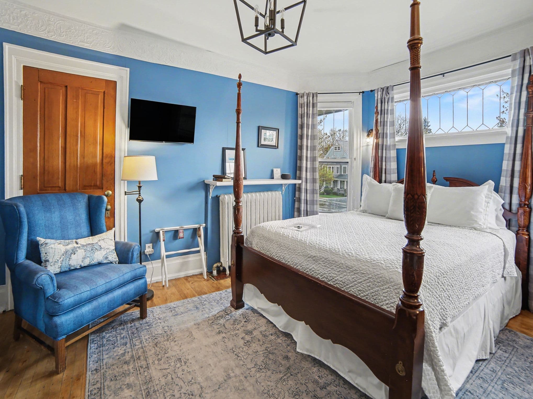 Carpenter_Room_Queen_Bed_Cozy_Chair